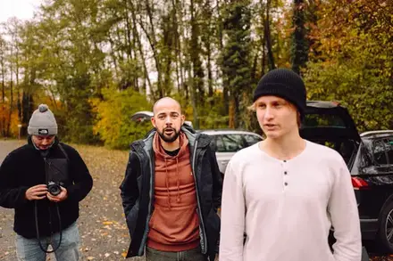 Drei aus dem Team bei einem Herbstdreh im Wald