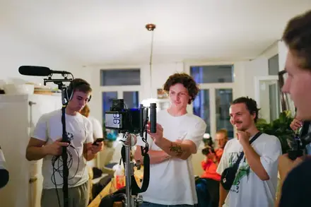 Das Team bei einem Innendreh mit Kamera und Licht
