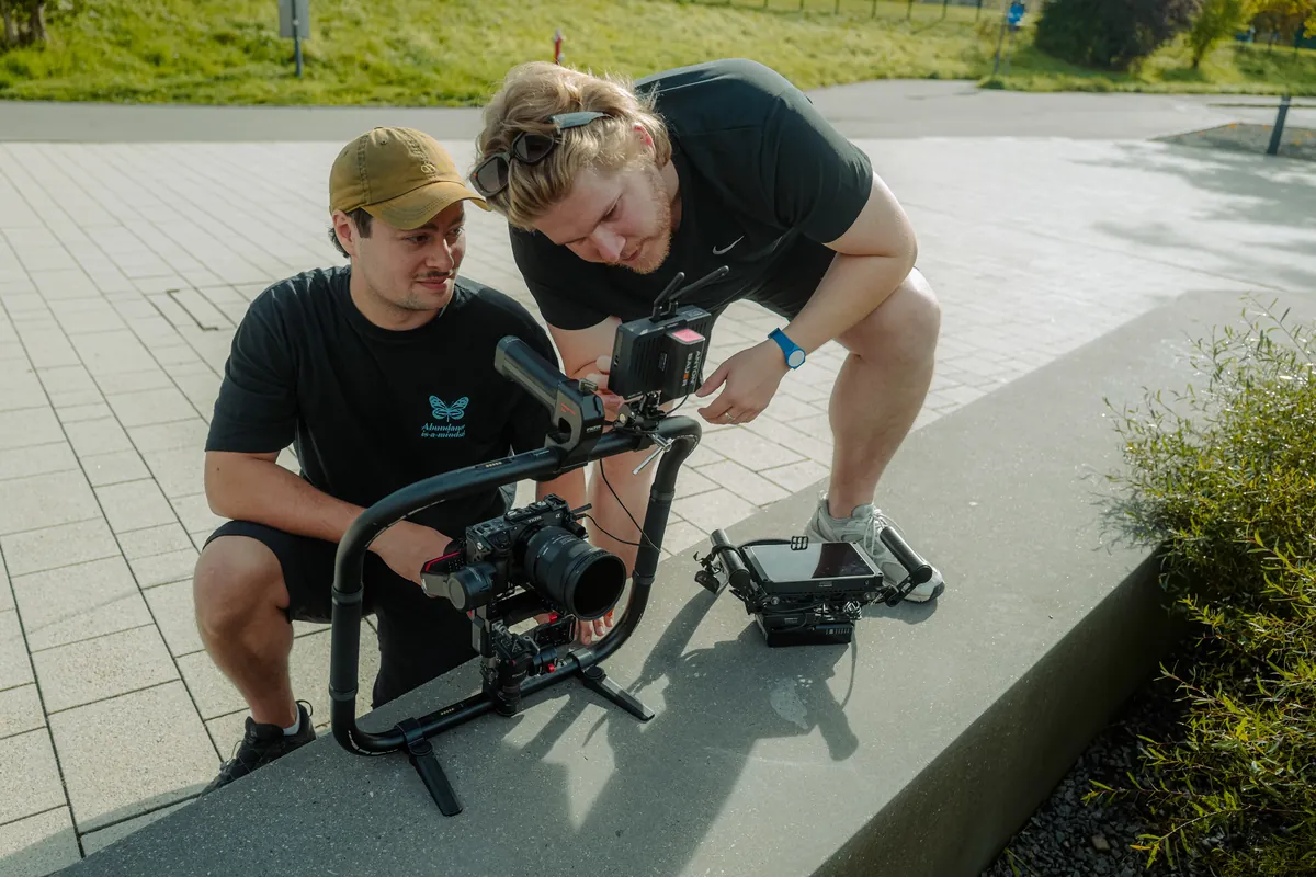 Zwei aus dem Team prüfen Gimbal und Monitor vor dem Take